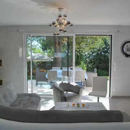 Grande Maison Moderne Avec Piscine à Tours, Proche Du Centre-ville Et De La Loire à Vélo - Fr-1-381-231 Hébergement de vacances Tours