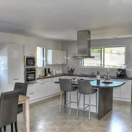 Hébergement de vacances Grande Maison Moderne Avec Piscine à Tours, Proche Du Centre-ville Et De La Loire à Vélo - Fr-1-381-231 Tours