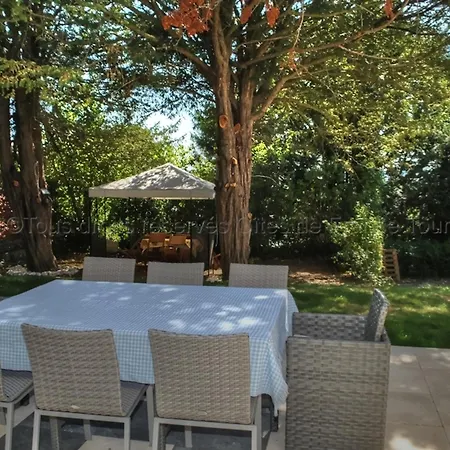 Hébergement de vacances Grande Maison Moderne Avec Piscine à Tours, Proche Du Centre-ville Et De La Loire à Vélo - Fr-1-381-231
