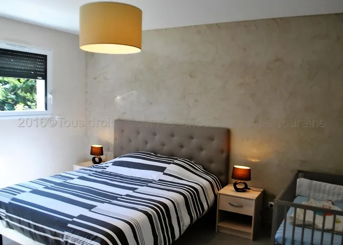 Grande Maison Moderne Avec Piscine A Tours, Proche Du Centre-ville Et De La Loire A Velo - Fr-1-381-231 * Tours